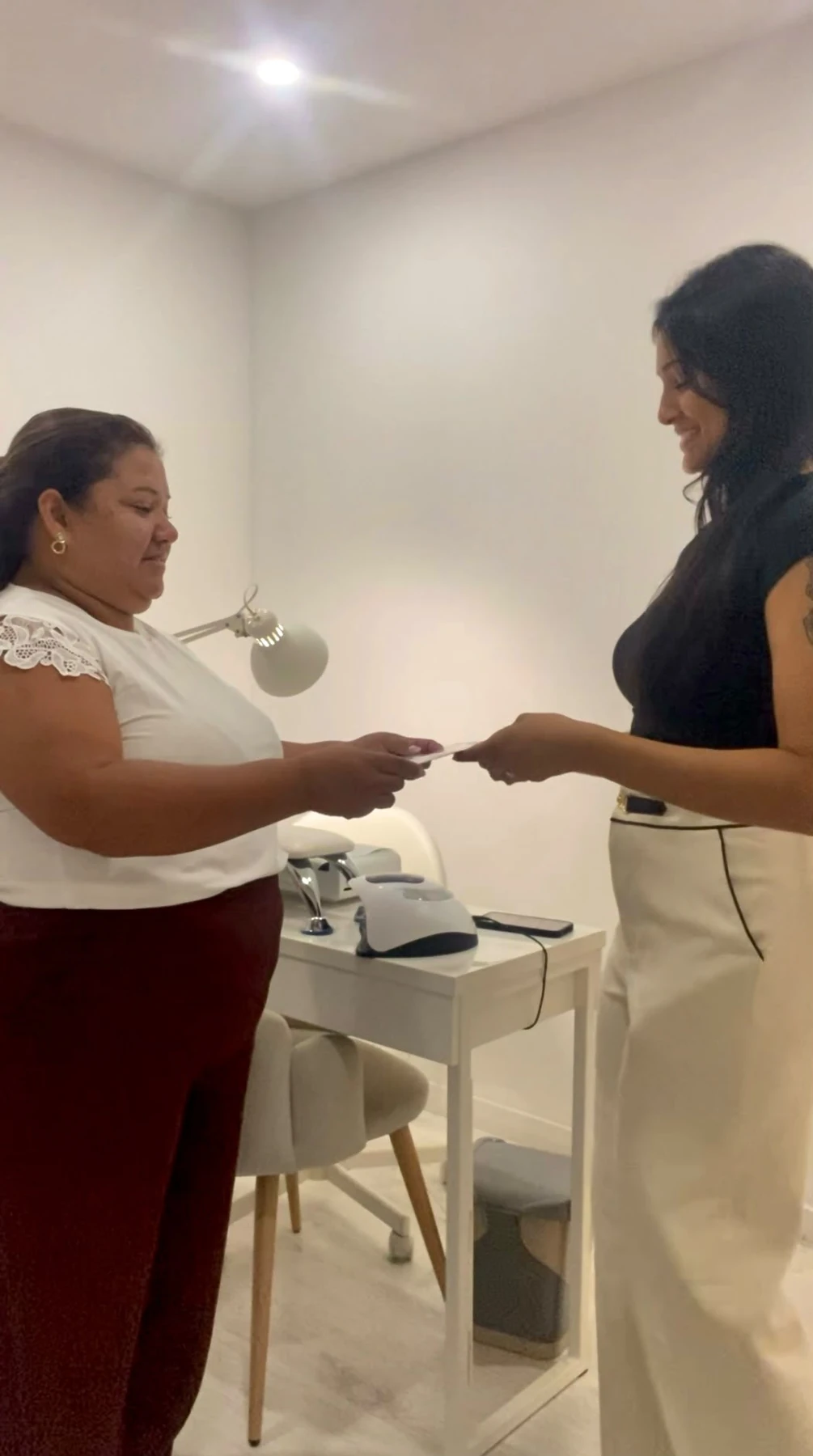 Entrega do certificado no curso da Rose Braga