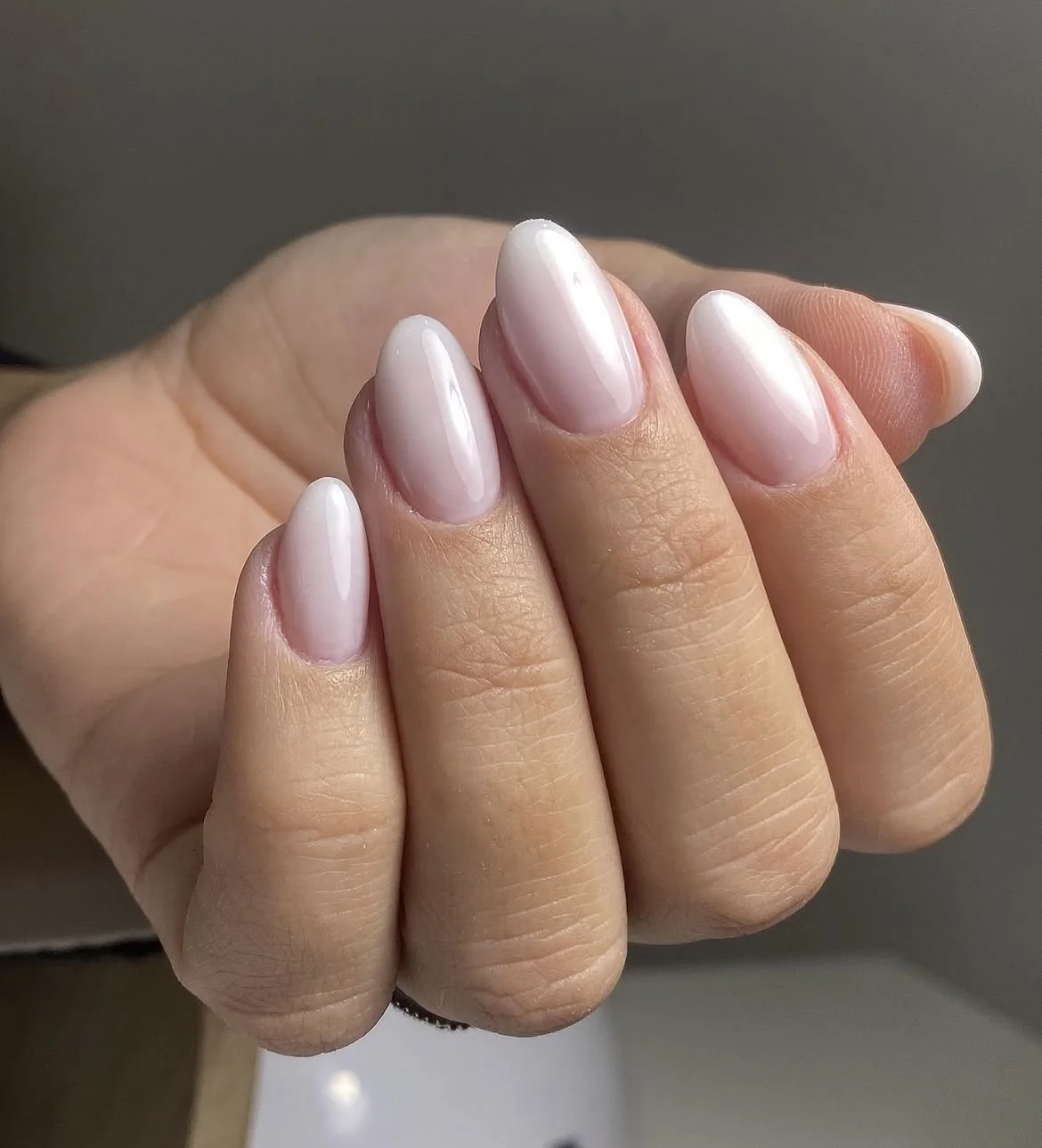 Unhas tom leitoso, formato extensão, feitas pela Rose Braga