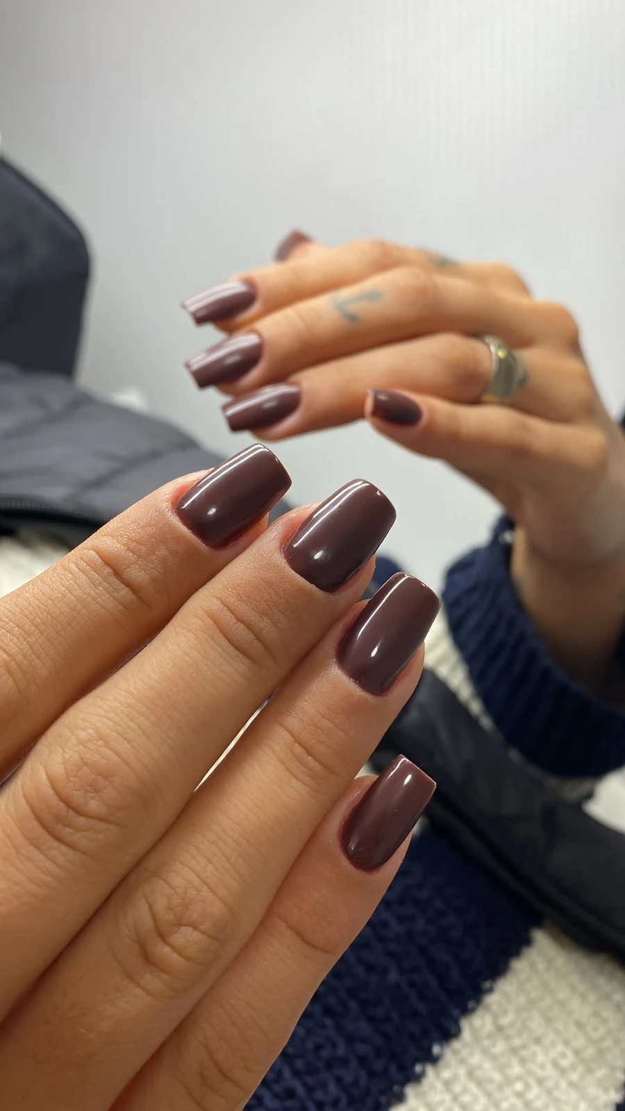 Unhas chocolate, formato quadrada, feitas pela Rose Braga