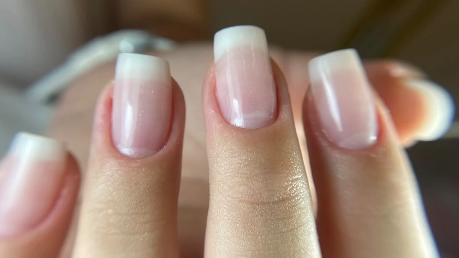 Unhas com borda camuflada, formato quadrada, feitas pela Rose Braga