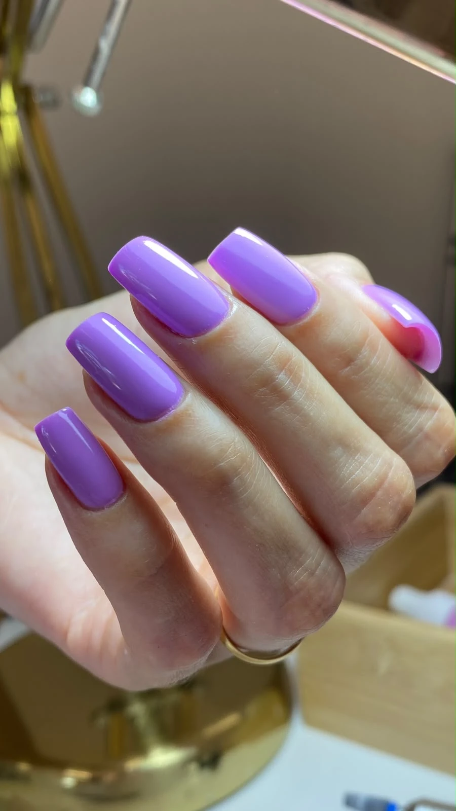 Unhas lilás, formato quadrada, feitas pela Rose Braga