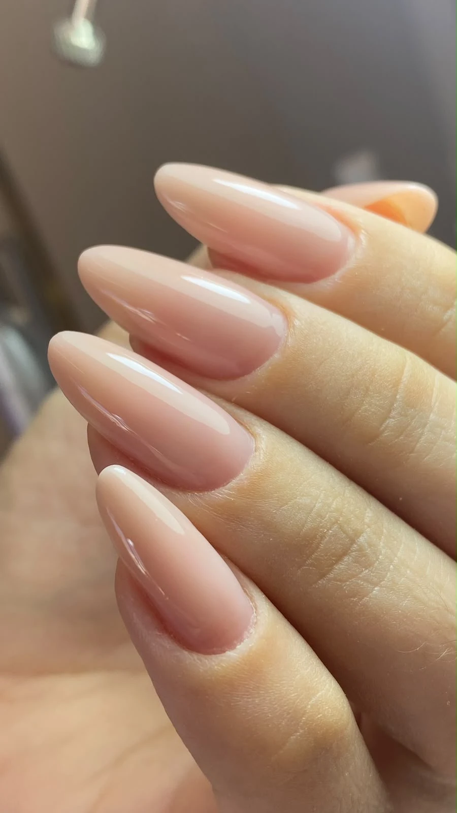 Unhas nude, formato amendoada longa, feitas pela Rose Braga