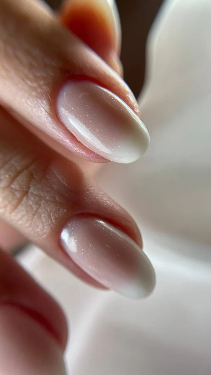 Unhas baby boomer, formato amendoada, feitas pela Rose Braga