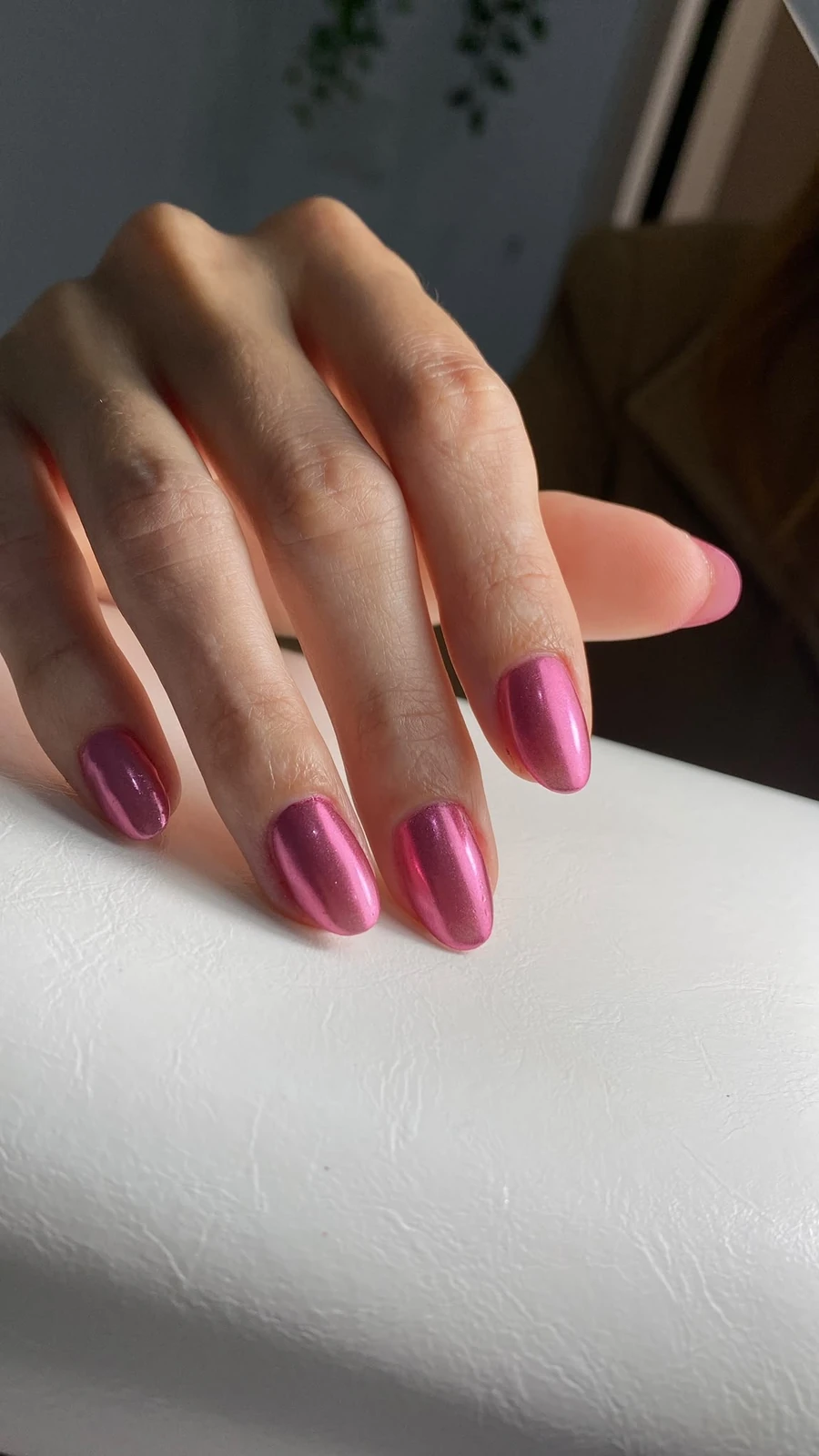 Unhas rosa cromado, formato amendoada, feitas pela Rose Braga