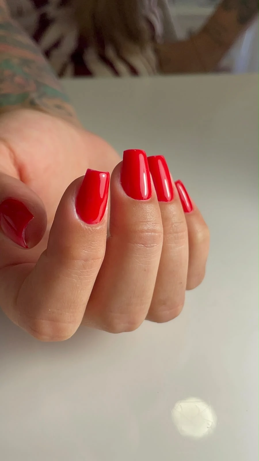 Unhas vermelho, formato quadrada, feitas pela Rose Braga