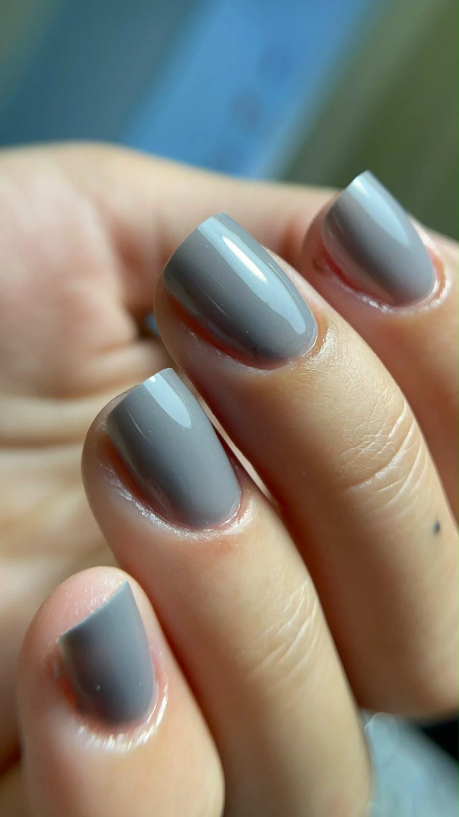 Verniz de gel cinza em unhas curtas quadradas