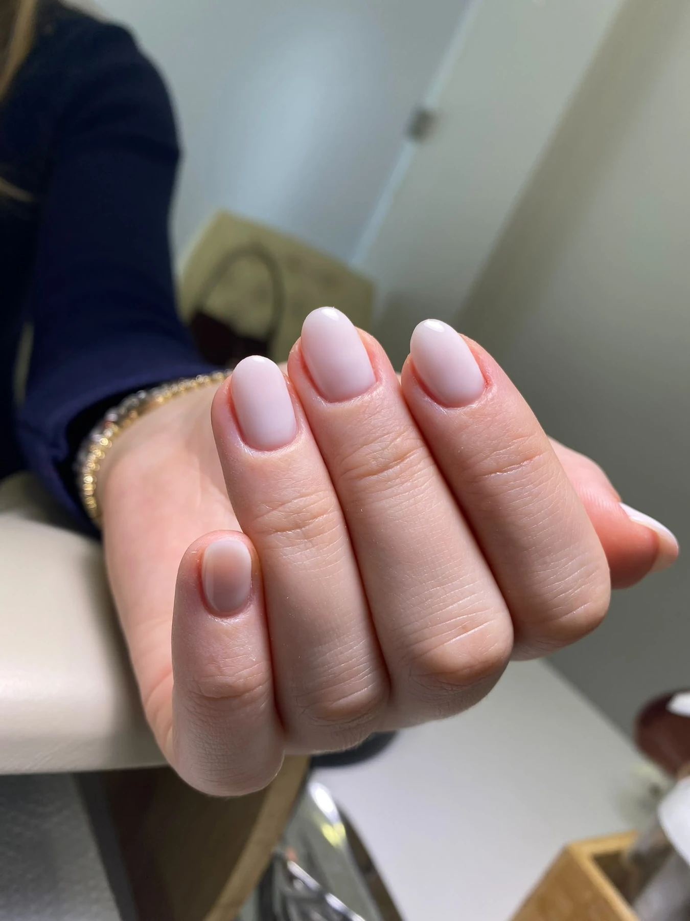 Verniz de gel leitoso em unhas curtas arredondadas