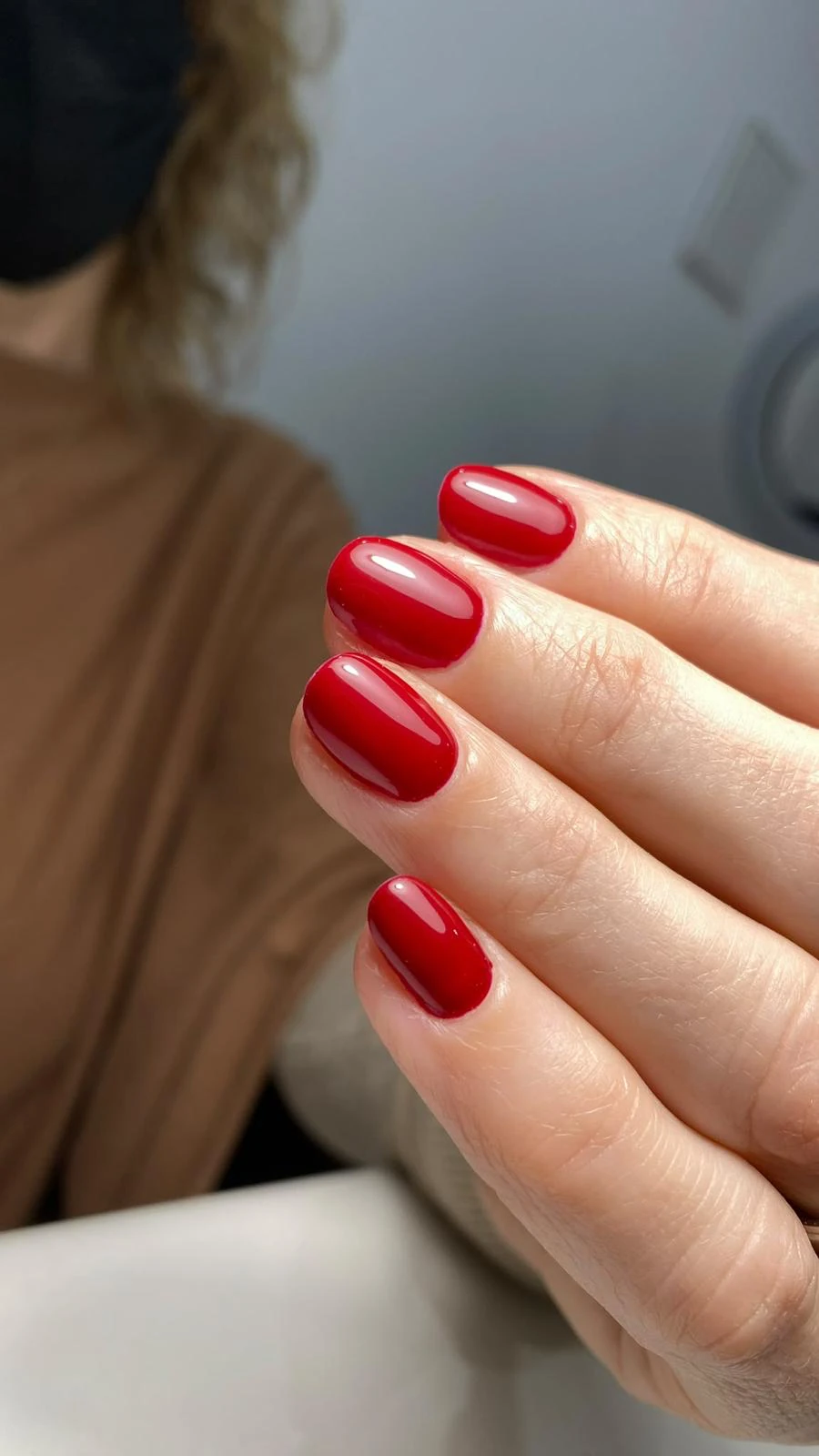 Verniz de gel vermelho em unhas curtas ovais